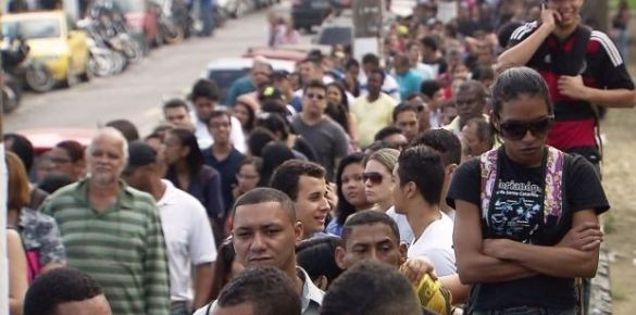 Brasil perde quase 1 milhão de empregos com carteira em 2015