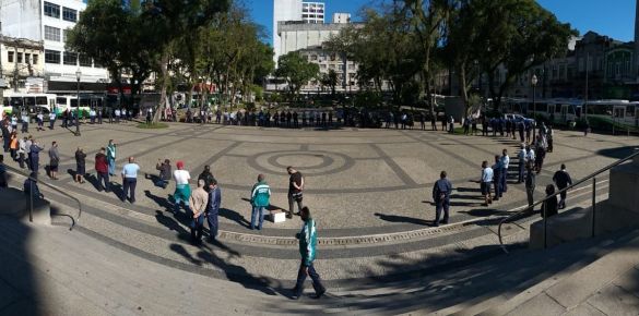 Na foto (G1 Globo), protesto com ônibus em volta da Praça Mauá, há uma semana 