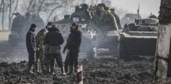 Militares russos e veículos blindados na estrada na região de Rostov, na Rússia — Foto: EPA