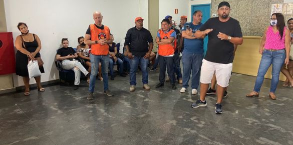 Trabalhadores de refeições coletivas lutam por pagamentos atrasados em São Sebastião