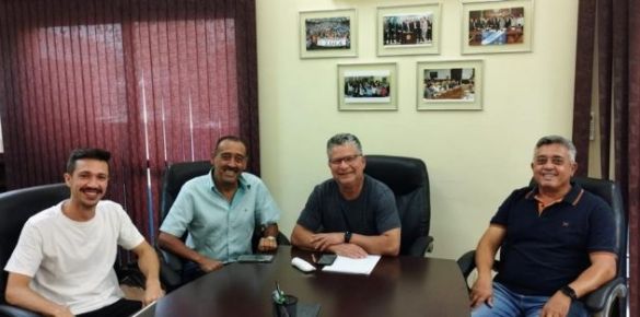 Químicos da Força recebem Paulo Ferrari do Sindifícios