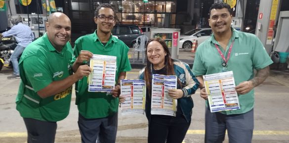 Tabela com o novo piso salarial do frentista é distribuída em postos do Rio