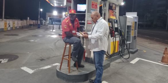 Presidente do SINPOSPETRO-RJ surpreende frentistas com visita aos postos de madrugada