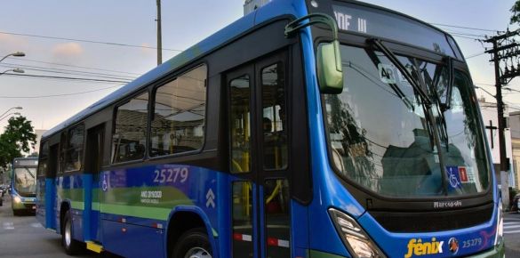 Na foto, veículo da Fênix em circulação na cidade litorânea