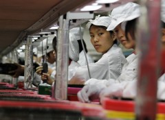 China abole campos de trabalho e afrouxa política de filho único