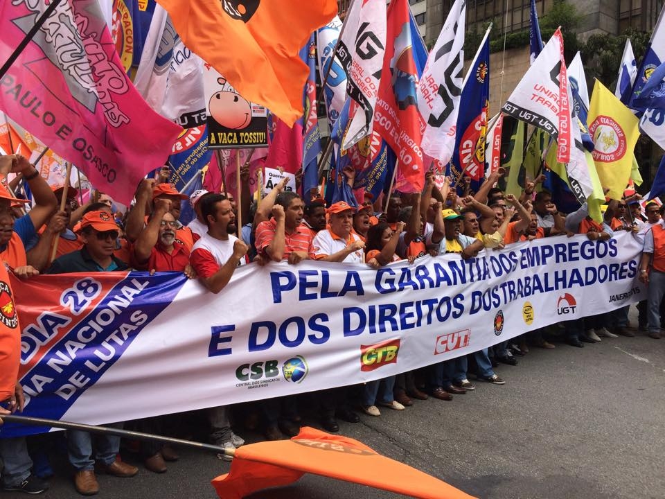 28 DE JANEIRO – Passeata segue pela Avenida Paulista