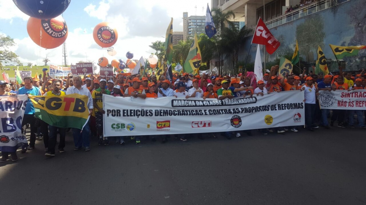 Milhares de trabalhadores seguem em Marcha ao Congresso Nacional