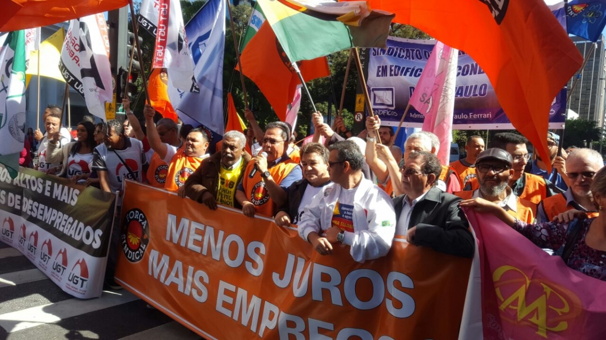 Sindicalistas fazem protesto em frente a sede do Banco Central, na Paulista, contra juros altos