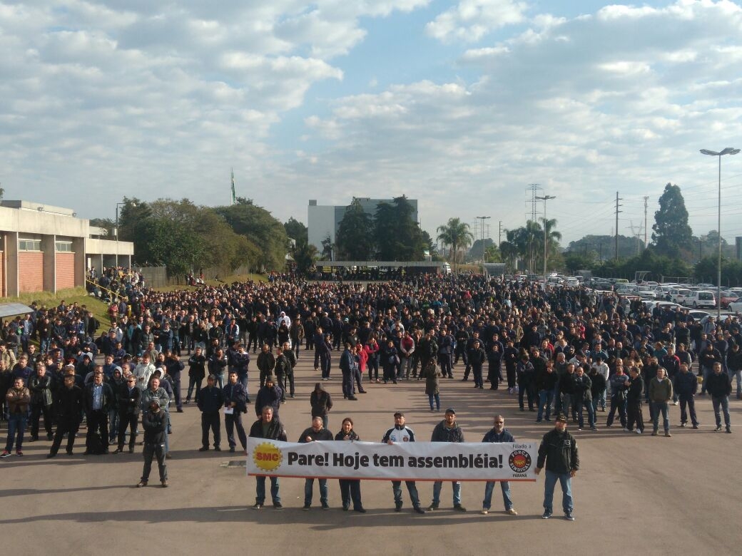 Metalúrgicos do Paraná fazem assembleia com trabalhadores da Volvo