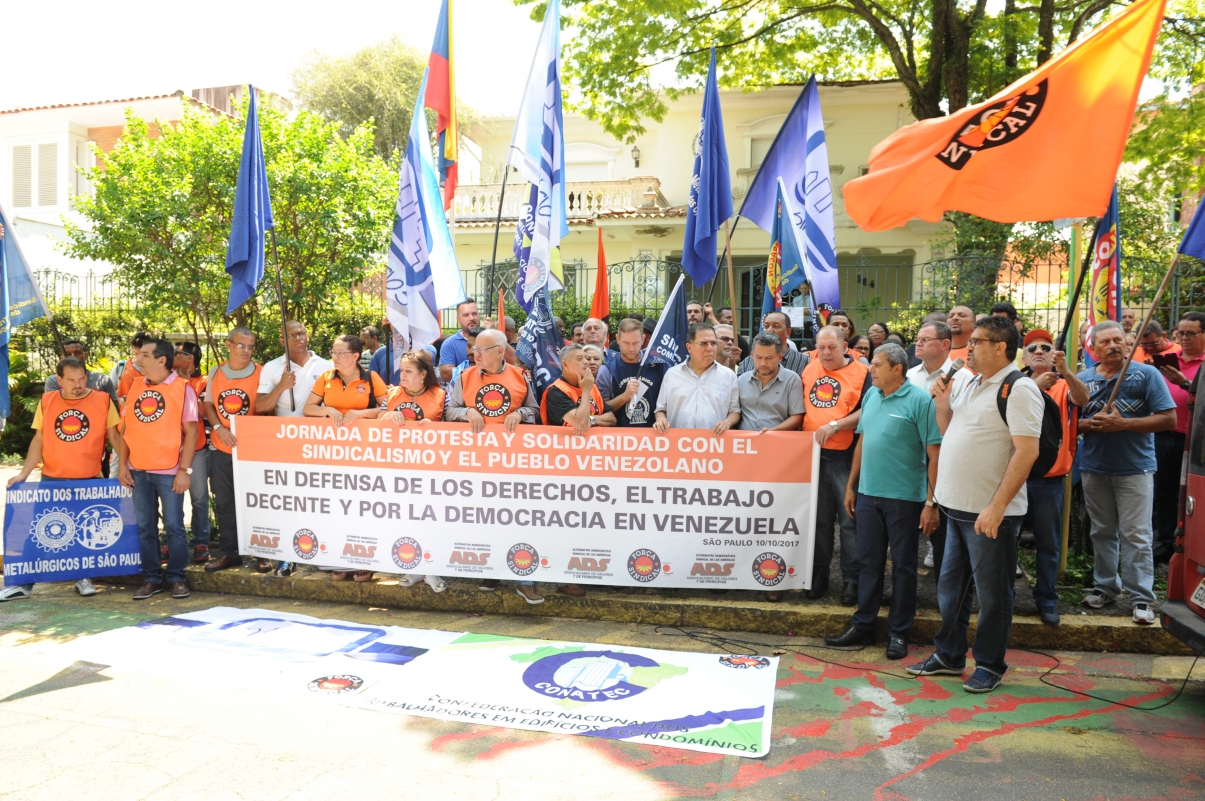 Força Sindical e ADS fazem ato de protesto em frente ao Consulado da Venezuela em São Paulo