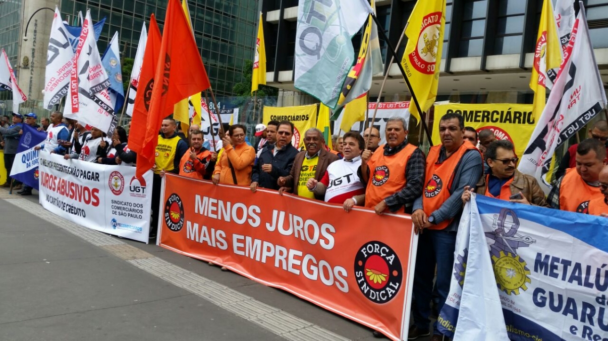 Centrais sindicais fazem protesto contra juros altos