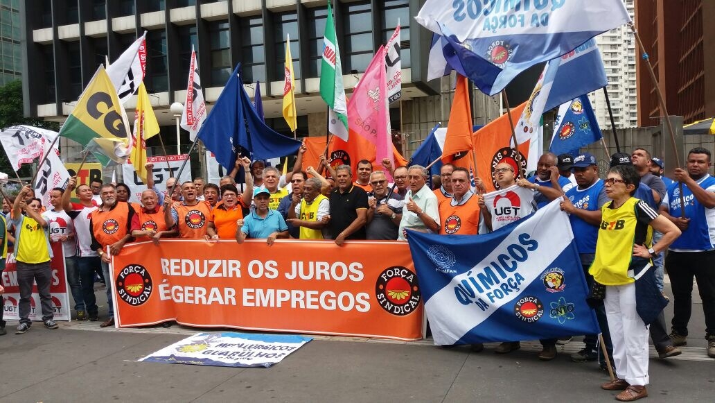 Centrais sindicais fazem ato contra juros altos em frente ao BC, na Avenida Paulista