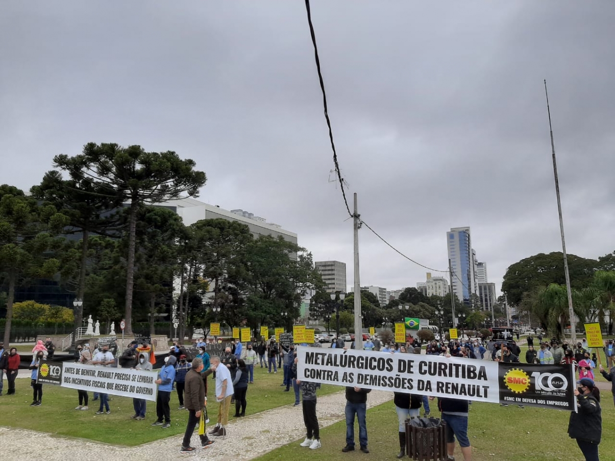 Metalúrgicos da Renault, em Curitiba, fazem protesto contra 700 demissões