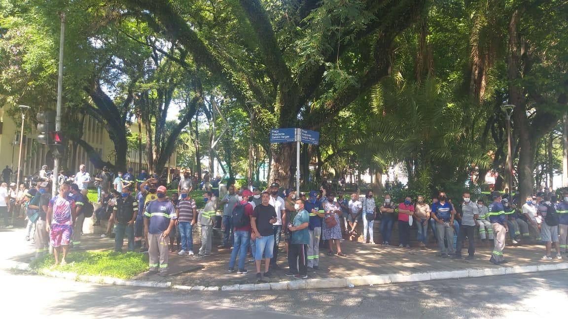Trabalhadores da Proguaru fazem protesto nesta sexta em frente à Câmara Municipal de Guarulhos