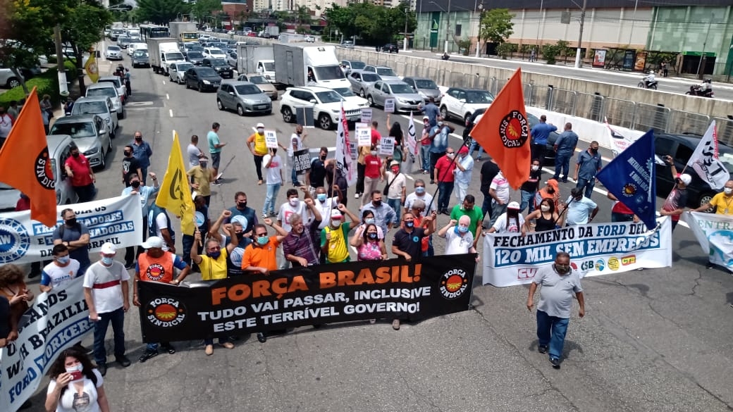 São Paulo: trabalhadores fazem manifestação em concessionária contra fechamento da Ford