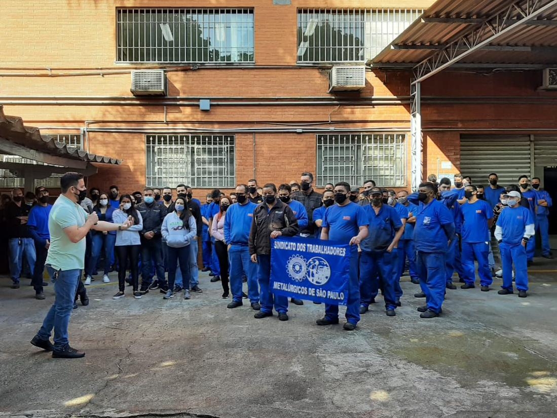 Metalúrgicos SP realizam mobilização nas portas de fábrica com categoria