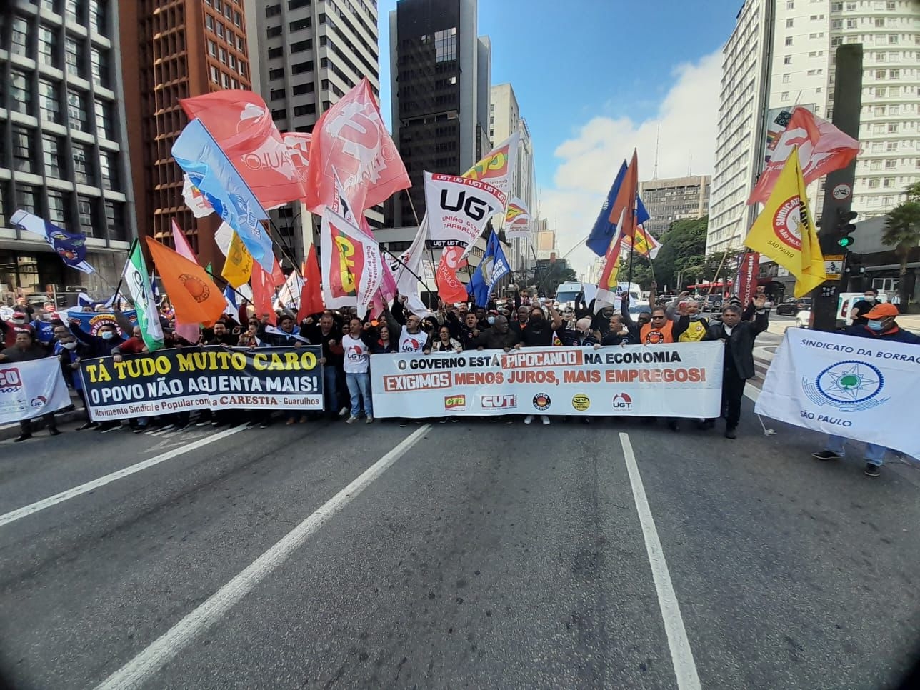 Sindicalistas protestam contra juros altos em frente ao BC em São Paulo