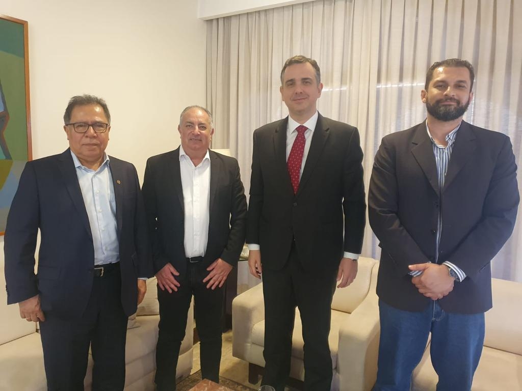 Sindicalistas vão a Brasília pedir apoio do presidente do Senado na defesa da indústria nacional de ônibus – Foto: Arquivo