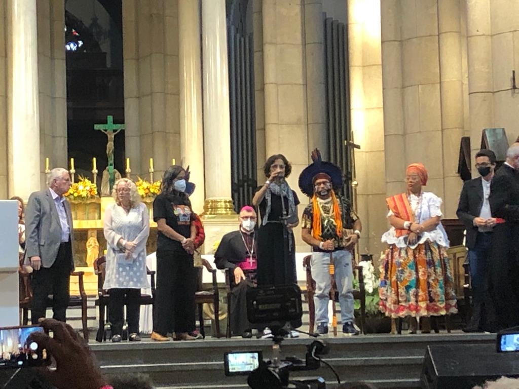 Ato inter-religioso na Sé tem oração indígena para Bruno e Dom