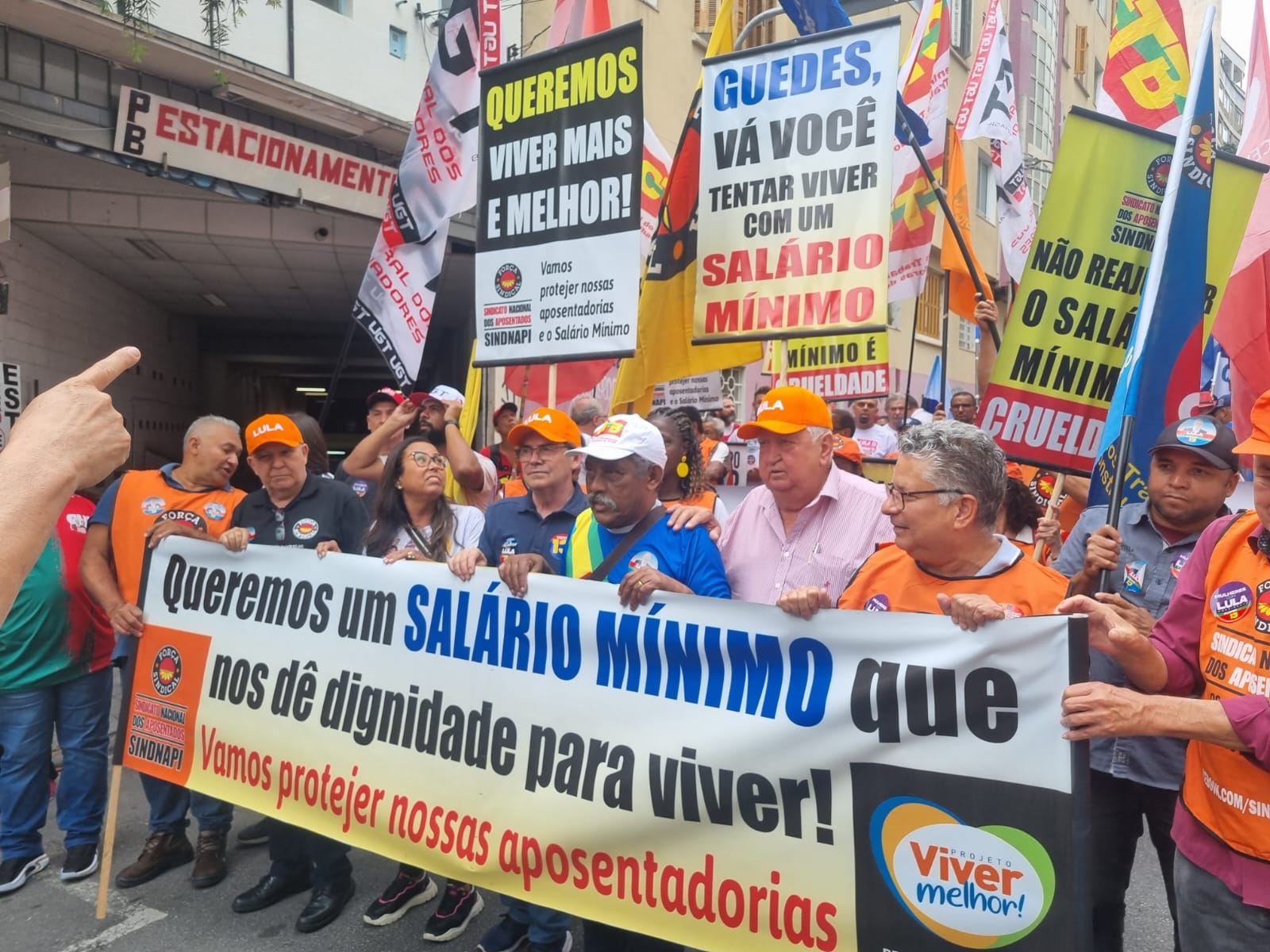 Sindicalistas vão às ruas em defesa dos aposentados e por salário mínimo digno