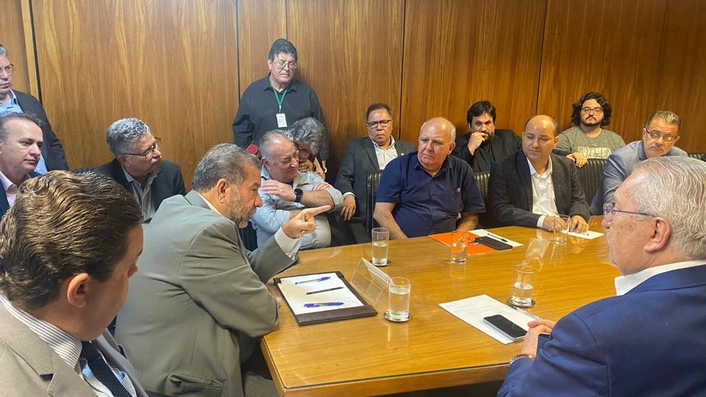 Lideranças sindicais se reúnem com ministro da Previdência Carlos Lupi