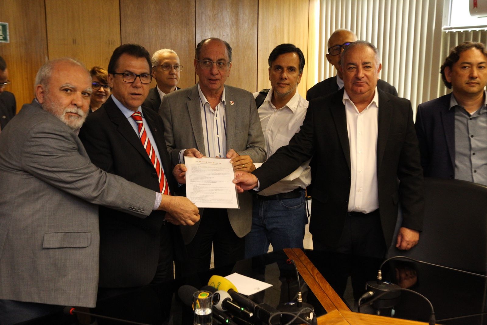 Sindicalistas entregam proposta de valorização do salário mínimo ao ministro do Trabalho