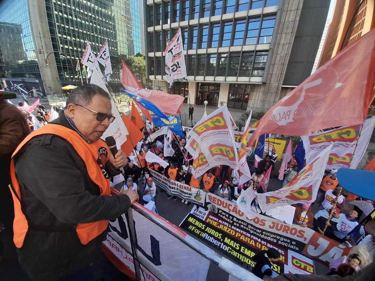Sindicalistas criticam atual política do Banco Central, comandado por Campos Neto que mantém a Taxa Selic em 13,75% ao ano, inibindo o investimento na produção e a geração de empregos
