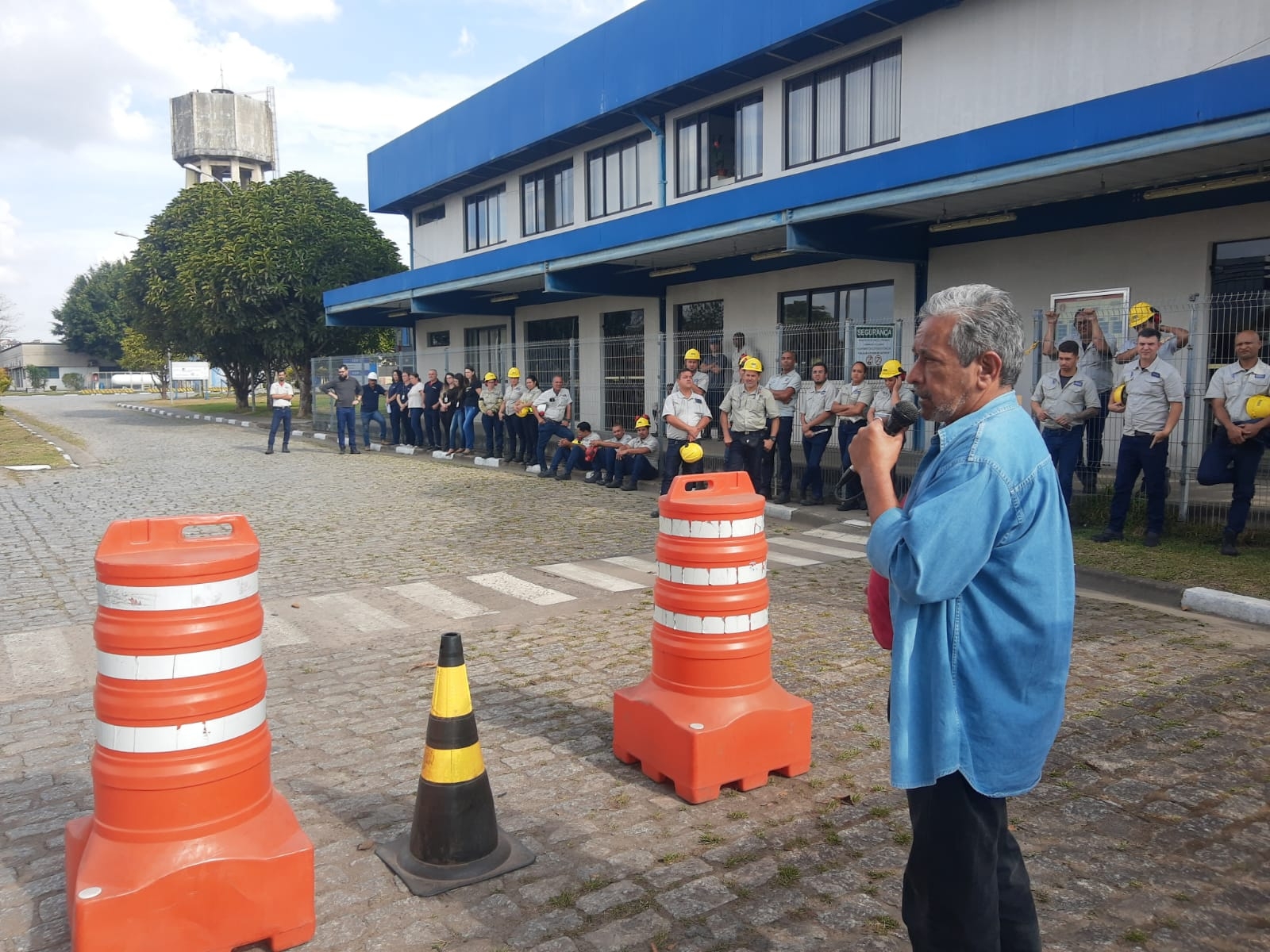 Luta por aumento real e 40h: Tadeu Morais conduz assembleia com trabalhadores do turno da tarde da empresa Prada, em Mogi