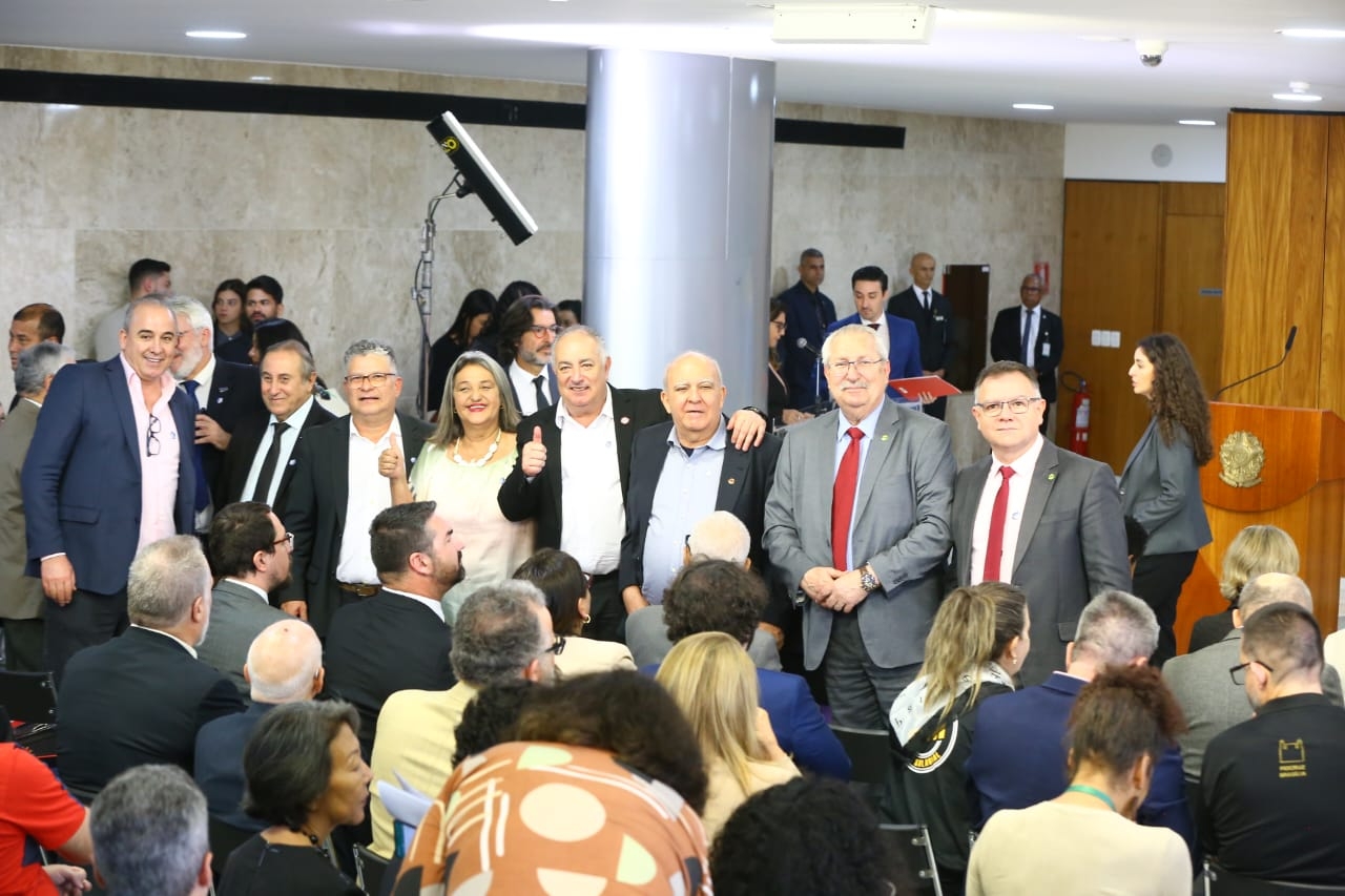 Centrais participam da sanção presidencial do reajuste do mínimo
