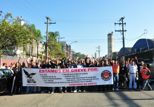 Greve dos trabalhadores em carro de transporte de valores