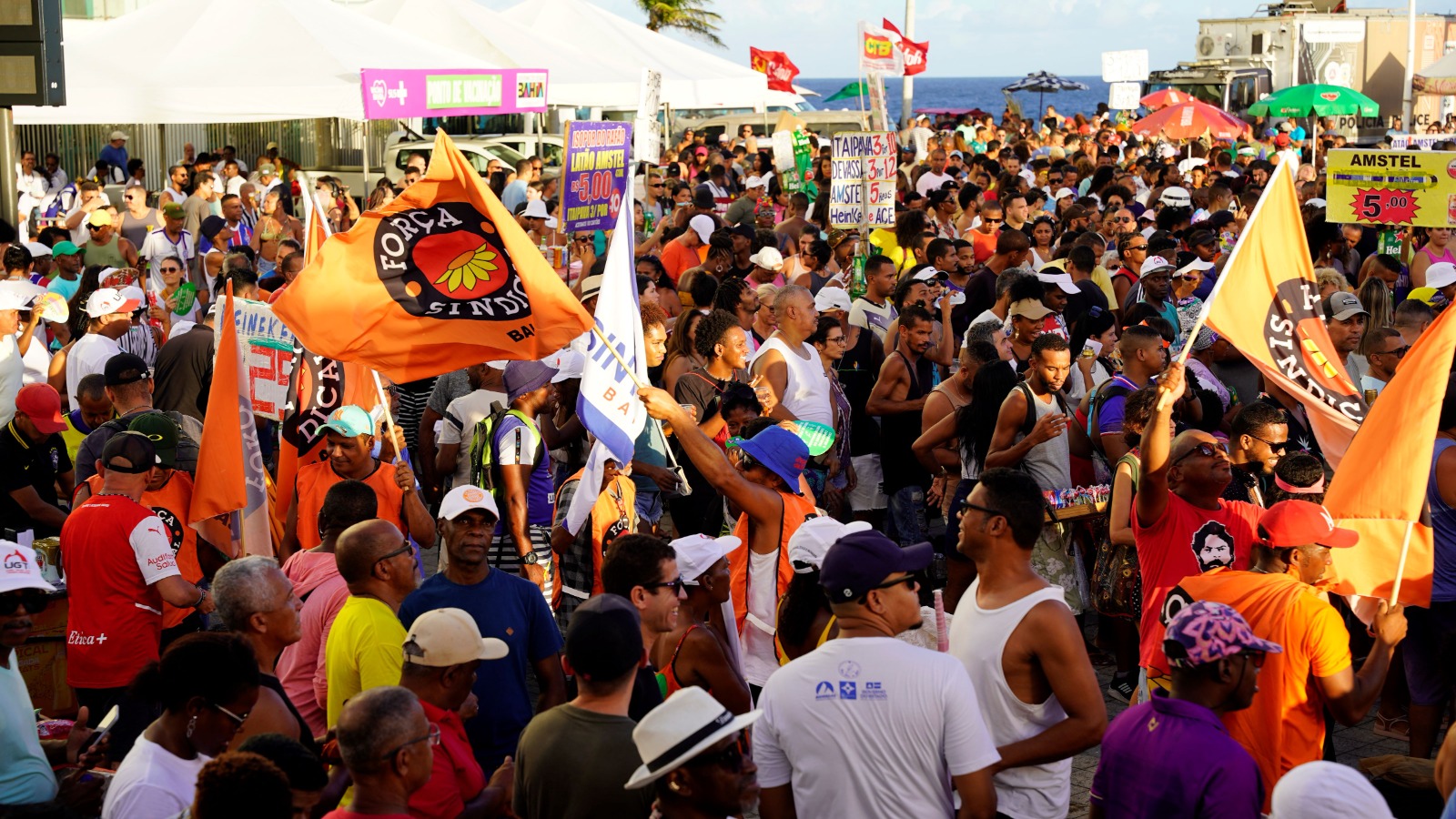 1º de Maio: centrais sindicais reúnem centenas de pessoas no Farol da Barra em Salvador