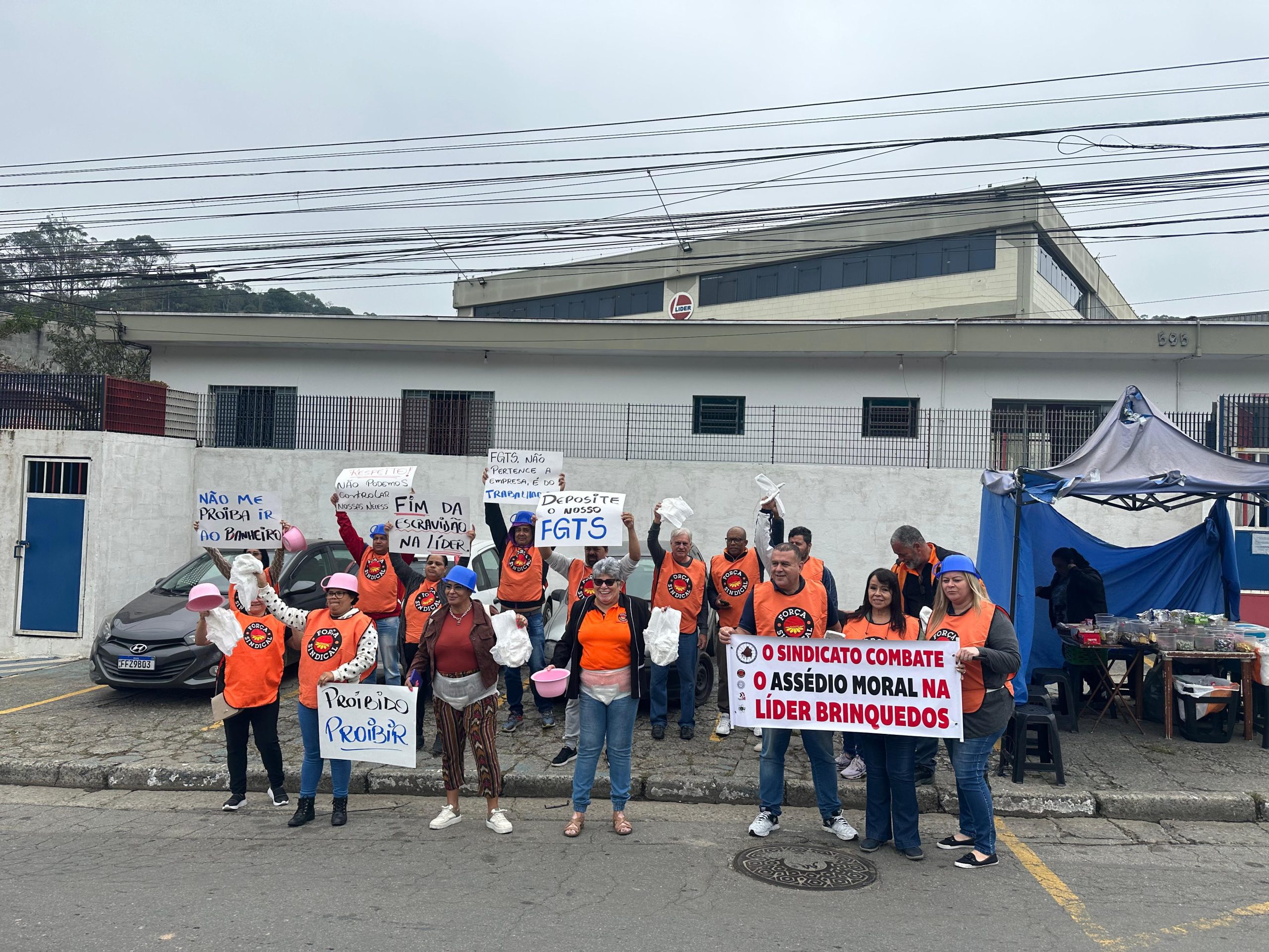 Trabalhadores fazem protesto na empresa Líder, em Mauá