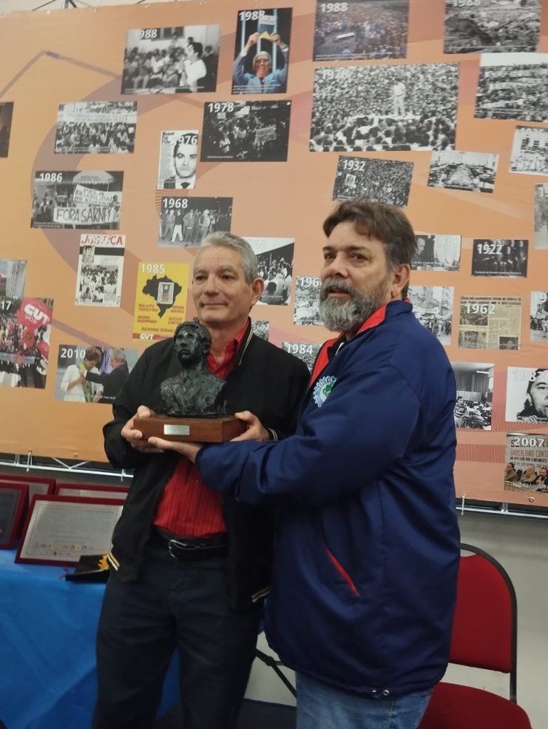 Márcio Ferreira entrega prêmio à Aparício Clemente no Dia da Luta Operária