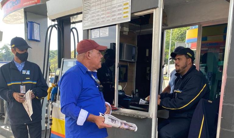 Tabela salarial dos frentistas do RJ é distribuída nos postos