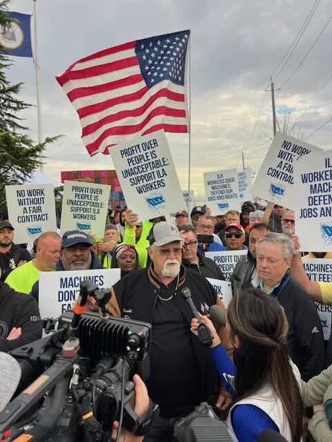 Greve dos portuários nos EUA: O presidente da ILA, Harold J. Daggett, se junta a piquetes em Port Newark/Elizabeth/Foto: ILA