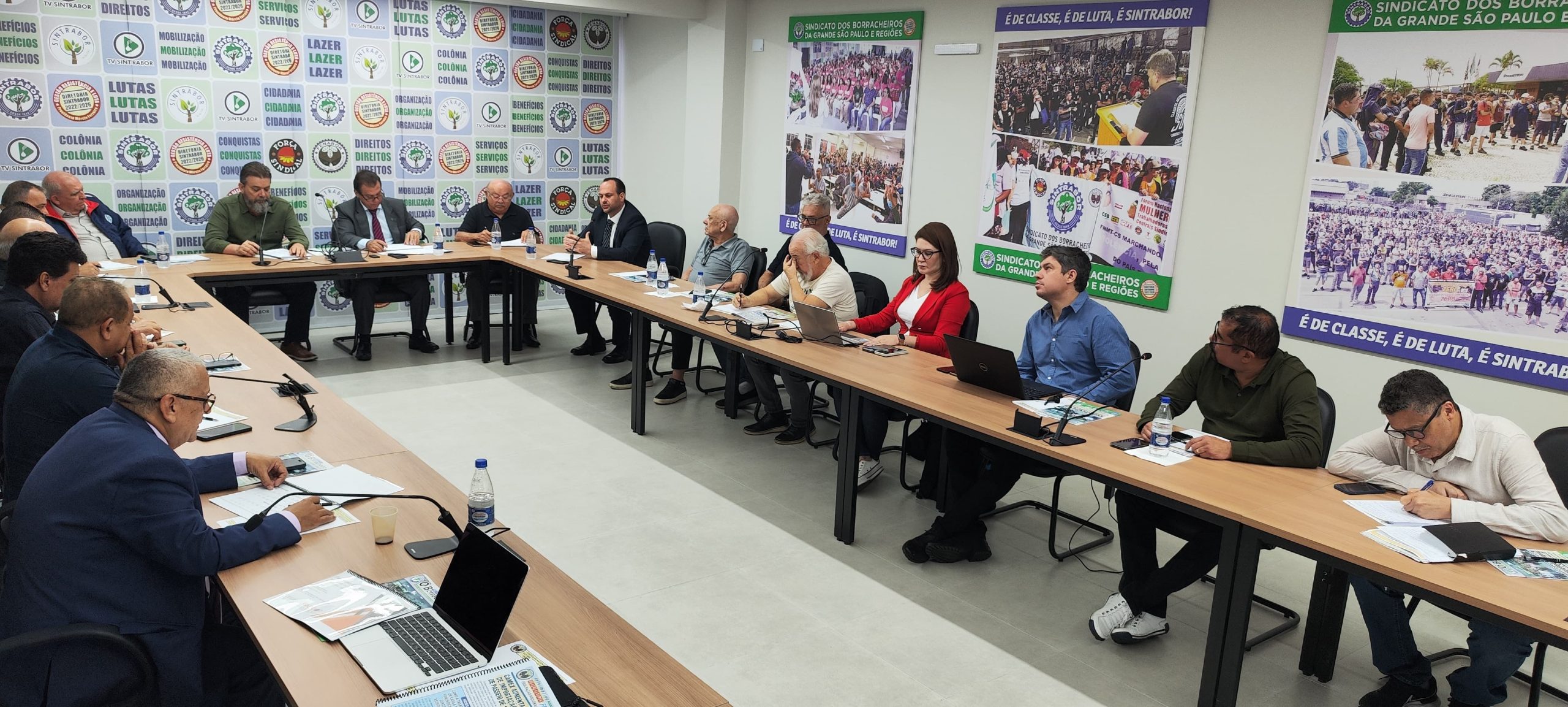 Governo e sindicalistas debatem concorrência desleal do setor da borracha