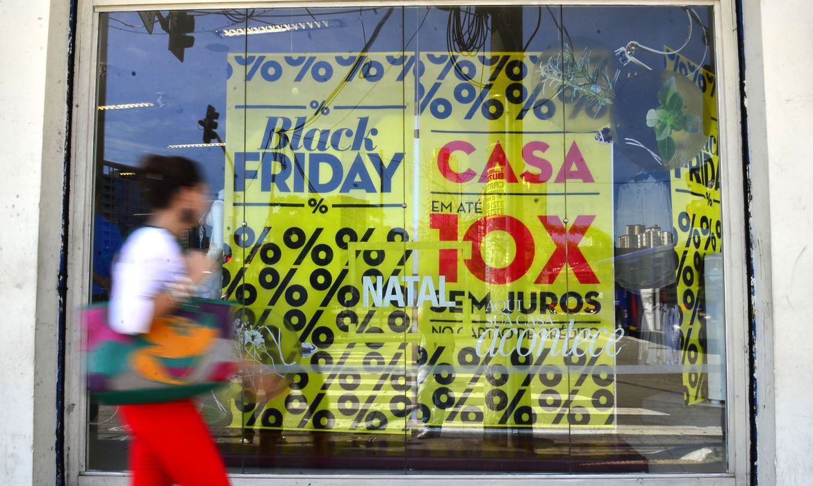 Desocupação cai para 6,4%, mas informalidade preocupa