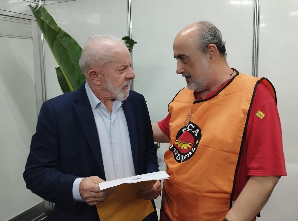 Sindicalista entrega reivindicações a Lula durante lançamento do edital do túnel Santos-Guarujá