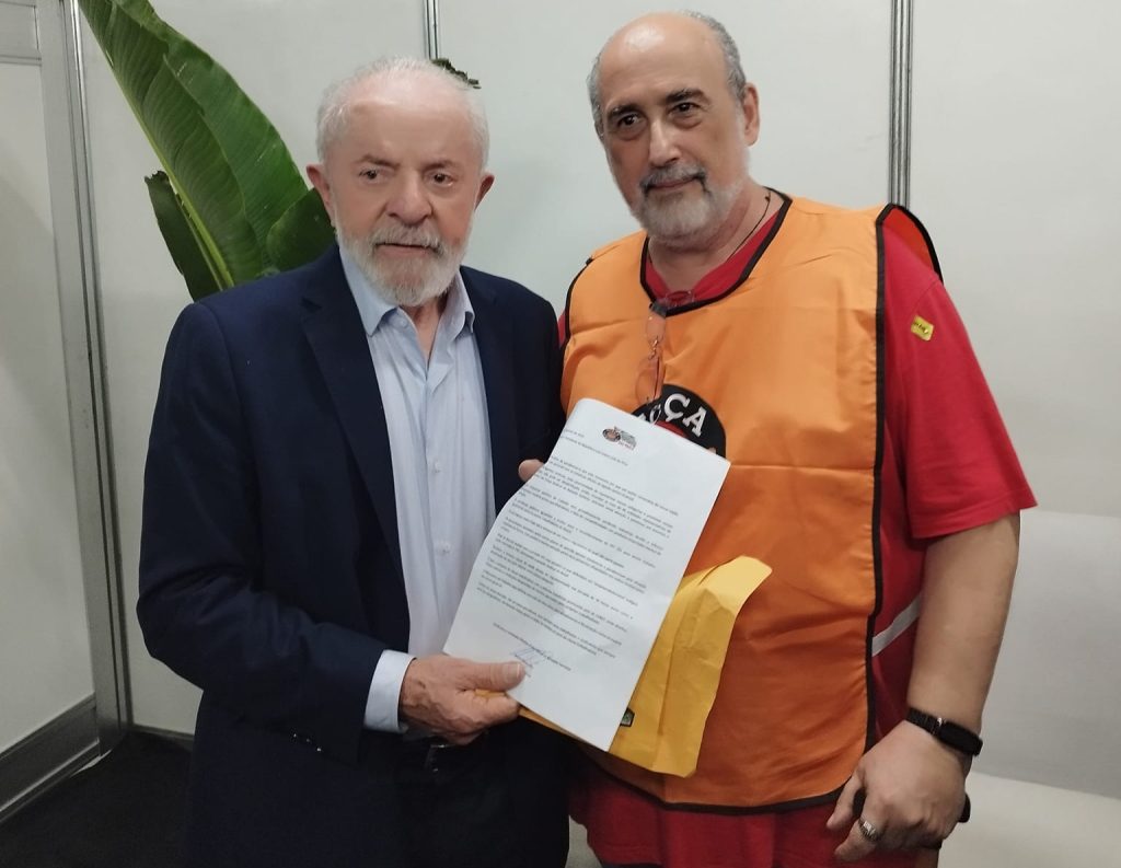 Sindicalista entrega reivindicações a Lula durante lançamento do edital do túnel Santos-Guarujá