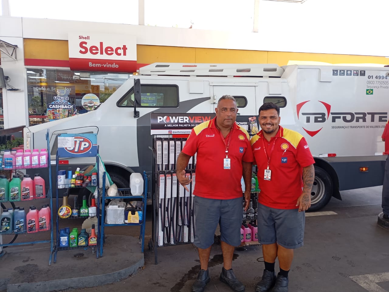 Posto adota bermuda como uniforme para reduzir o risco de calor