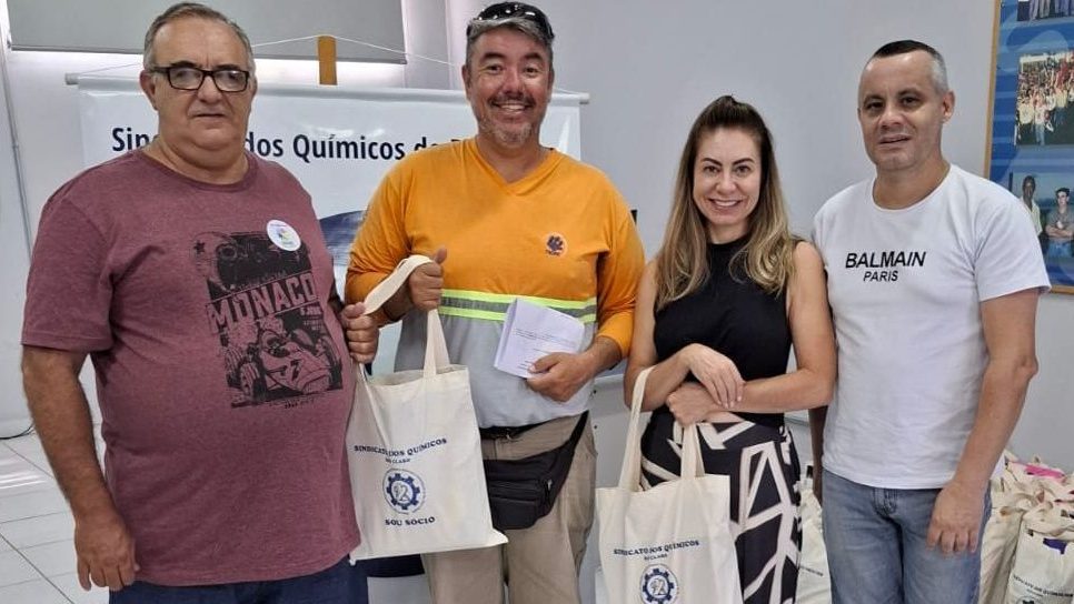 Químicos da Força distribuem material escolar