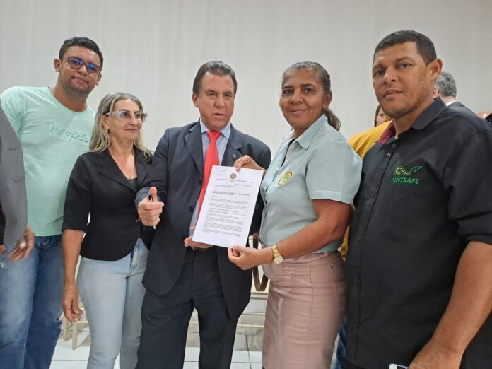 Presidente do Sintraf-Petrolina entrega reivindicações ao Ministro do Trabalho