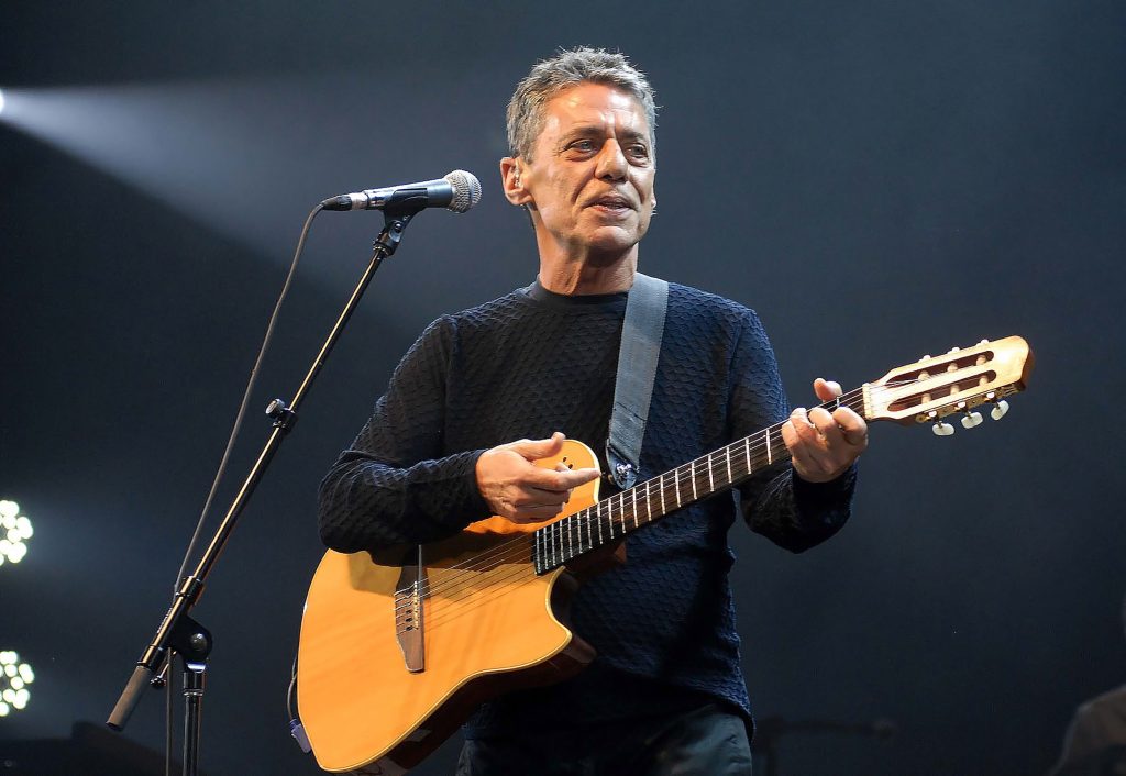 Chico Buarque canta: Acorda amor; música