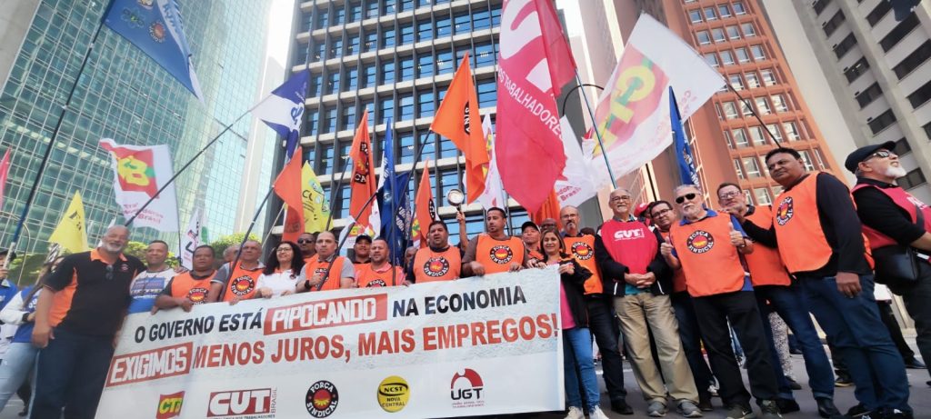 Centrais distribuem pipoca para ironizar “pipoqueiros” do BC