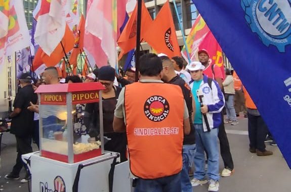 Centrais distribuem pipoca para ironizar “pipoqueiros” do BC
