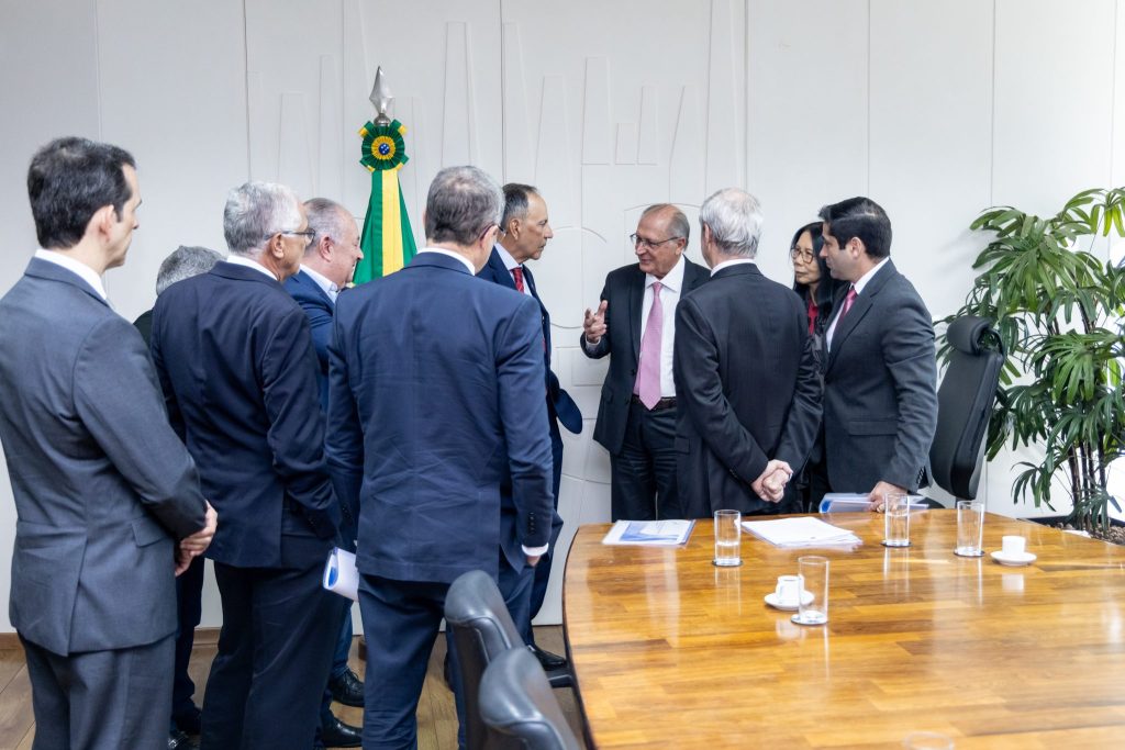 Alckmin, sindicalistas e empresários debatem situação do aço