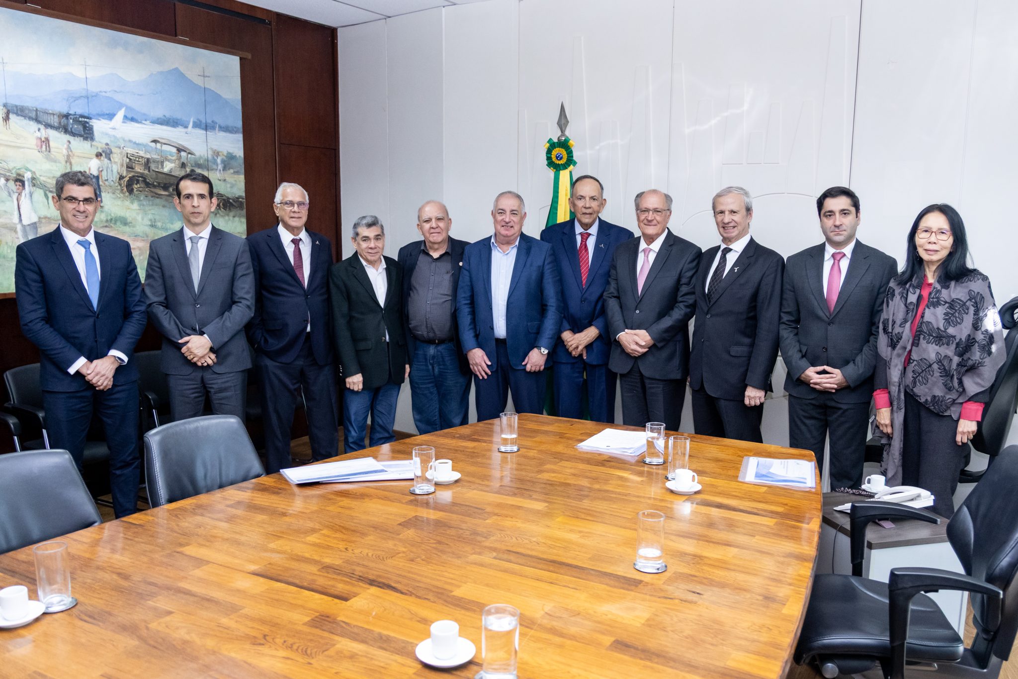 Alckmin, sindicalistas e empresários debatem situação do aço
