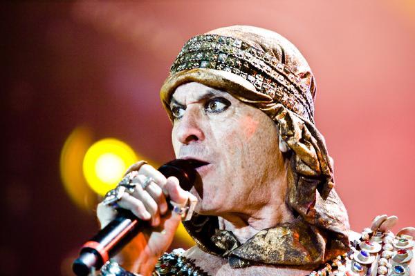 Ney Matogrosso canta: Metamorfose Ambulante; música
