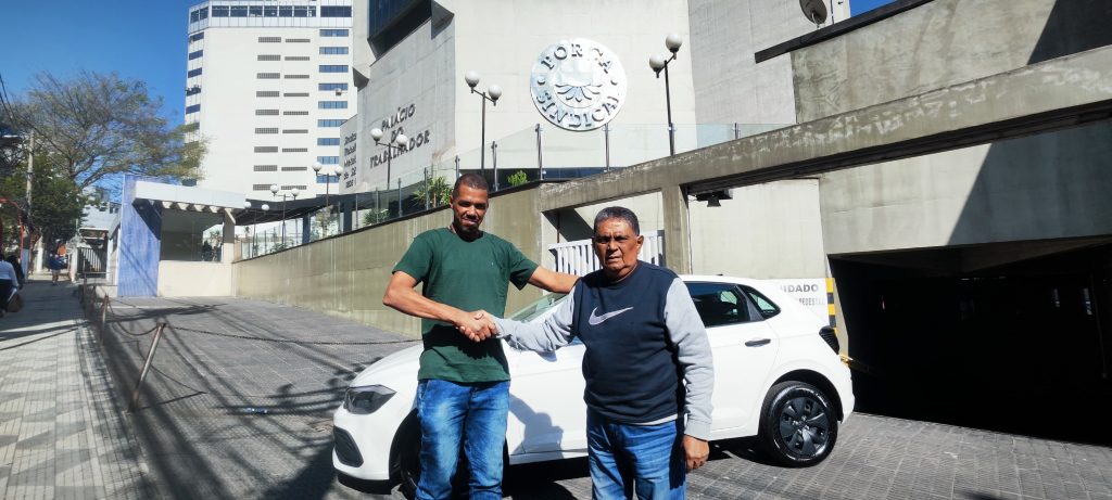 Trabalhador recebe carro 0km da Força Sindical em São Paulo