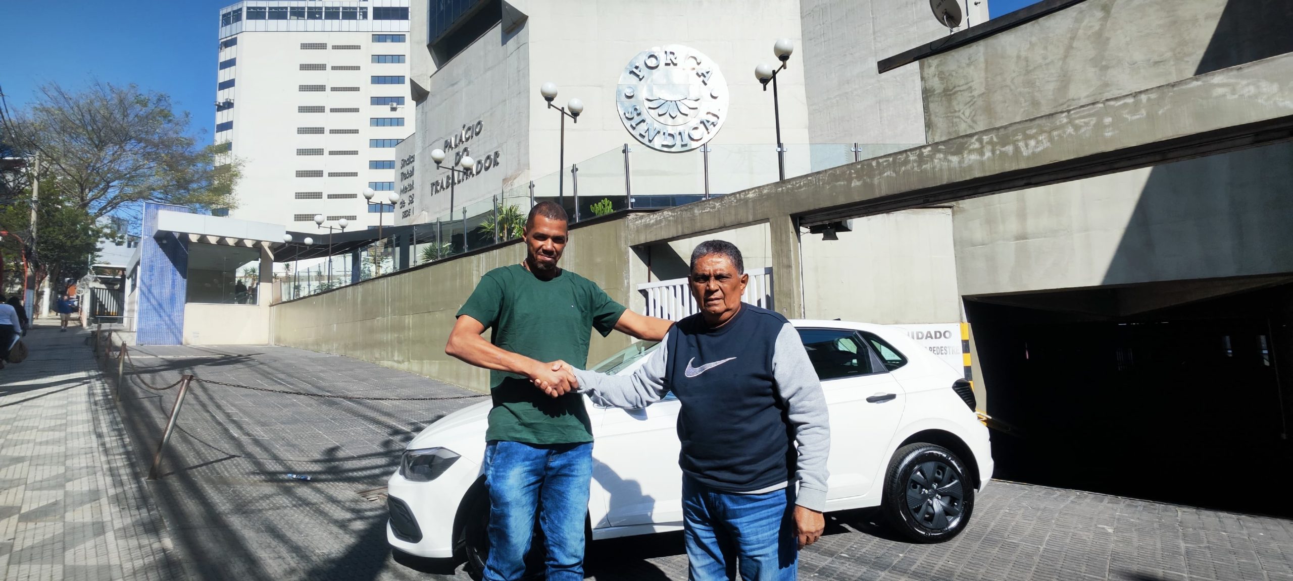 Trabalhador recebe carro 0km da Força Sindical em São Paulo